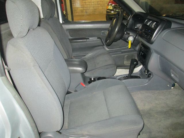 Nissan Frontier 2001 photo 2