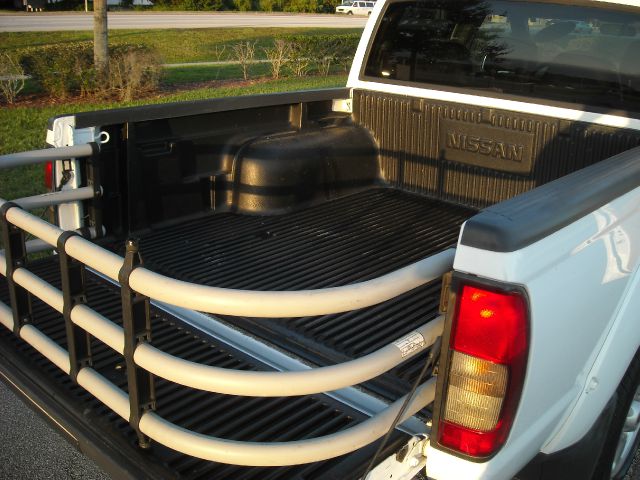 Nissan Frontier 2003 photo 2