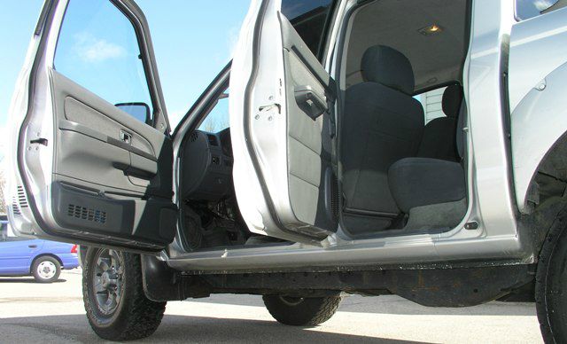 Nissan Frontier 2004 photo 2