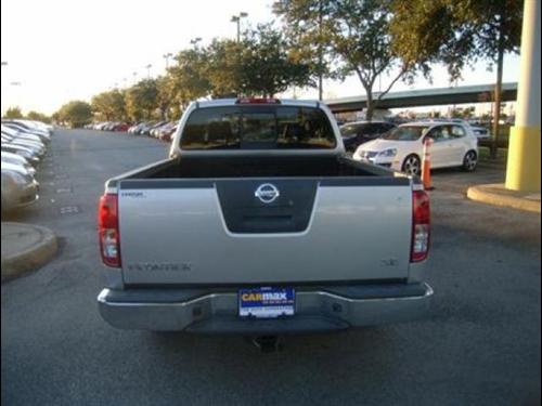 Nissan Frontier 2005 photo 2