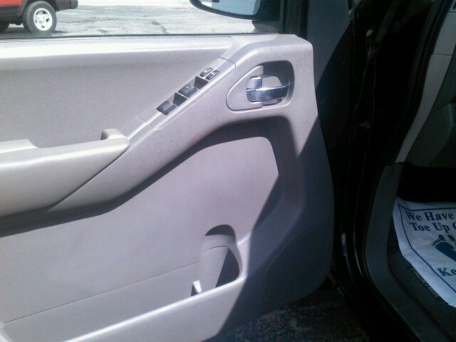 Nissan Frontier 2005 photo 2