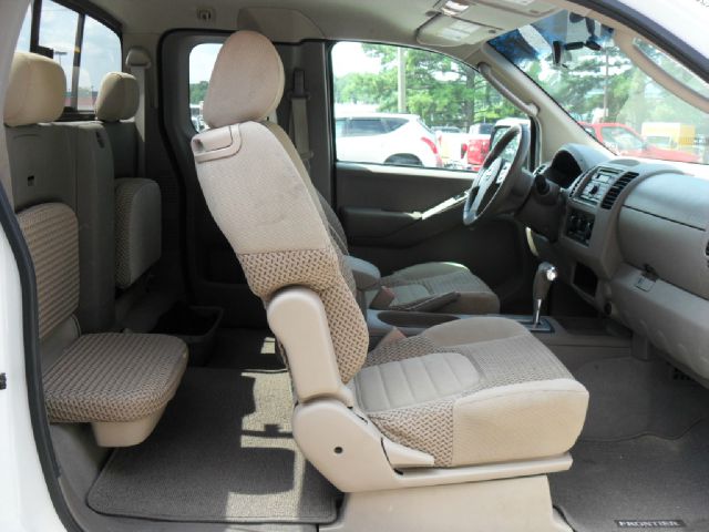 Nissan Frontier LT. 4WD. Sunroof, Leather Pickup Truck