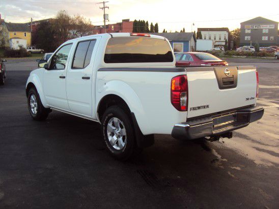 Nissan Frontier SLT EXT CAB 4X2 Pickup Truck