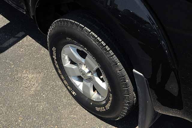 Nissan Frontier 2011 photo 2