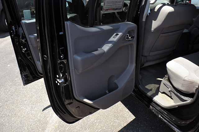 Nissan Frontier 2011 photo 3