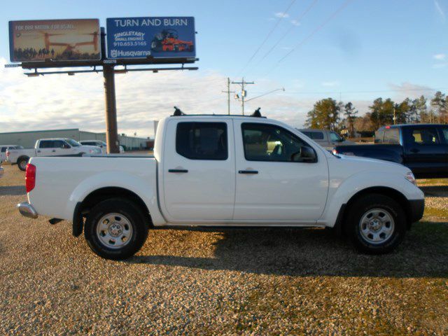 Nissan Frontier 2011 photo 3