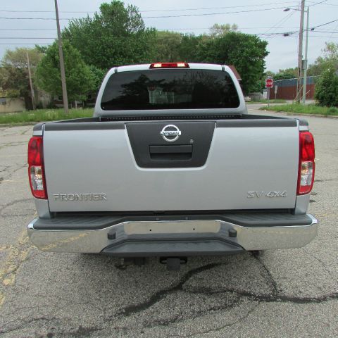 Nissan Frontier 2011 photo 2