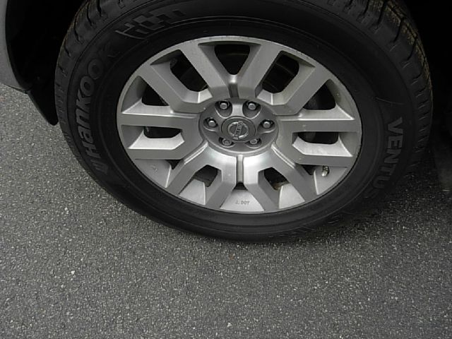 Nissan Frontier 2011 photo 2