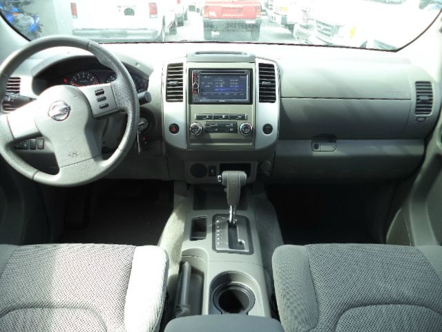 Nissan Frontier 2012 photo 2