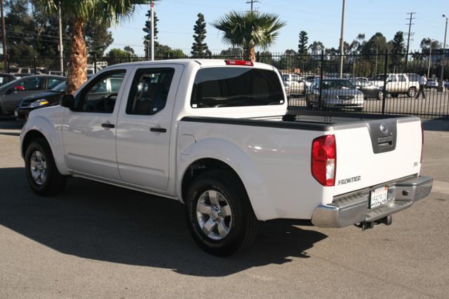 Nissan Frontier 2012 photo 2