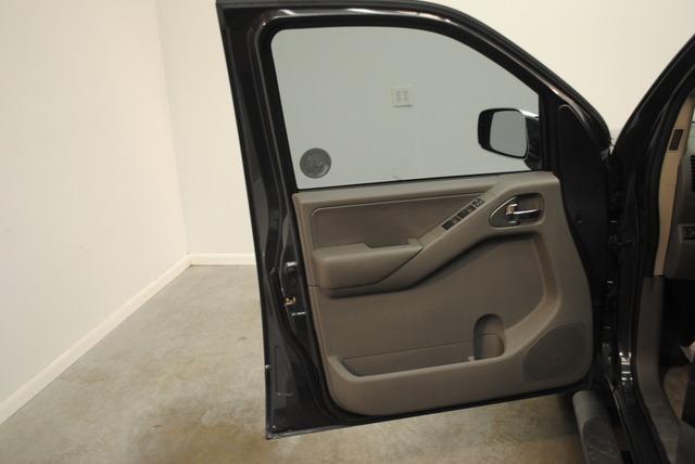 Nissan Frontier 2012 photo 17