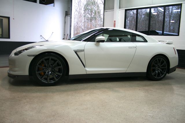 Nissan GT-R 2010 photo 1