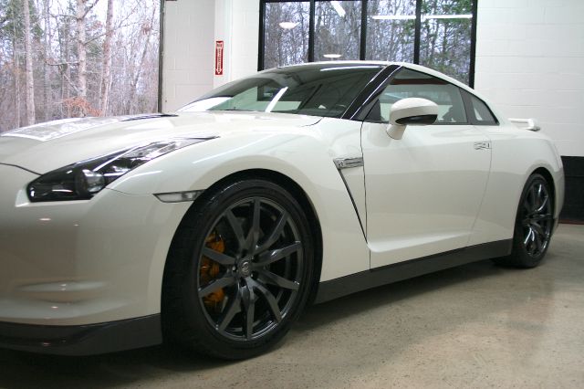 Nissan GT-R 2010 photo 2