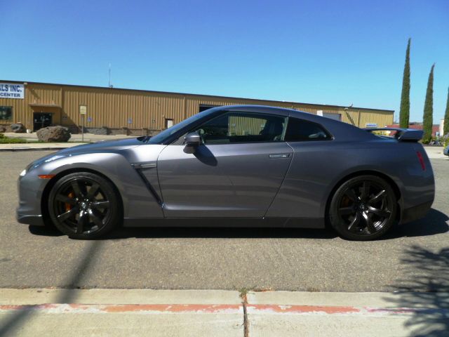 Nissan GT-R 2010 photo 1