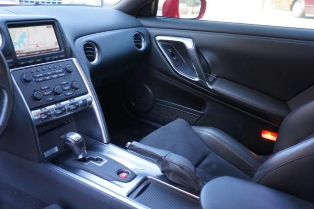Nissan GT-R 2010 photo 10