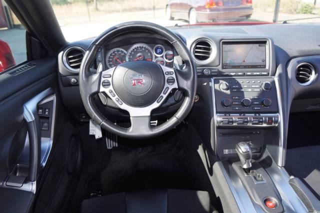 Nissan GT-R 2010 photo 19