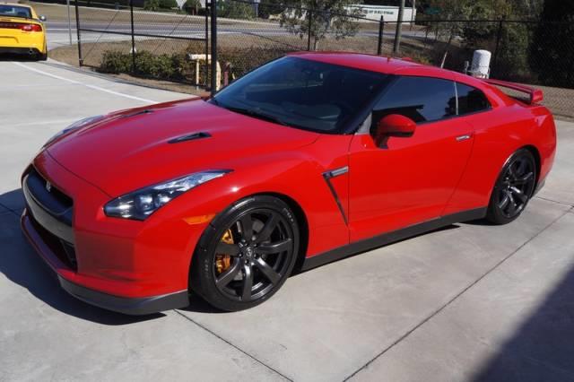Nissan GT-R 2010 photo 21