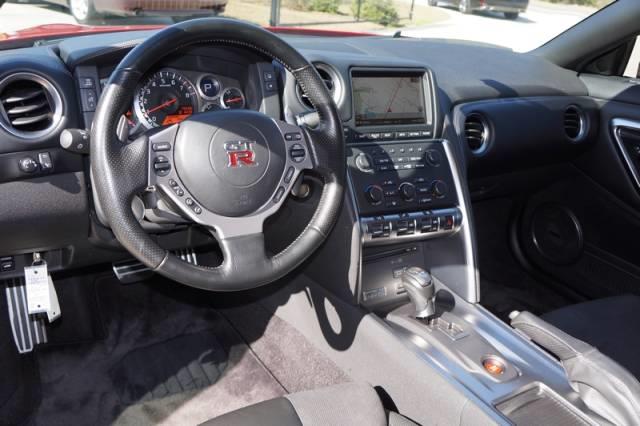 Nissan GT-R 2010 photo 3