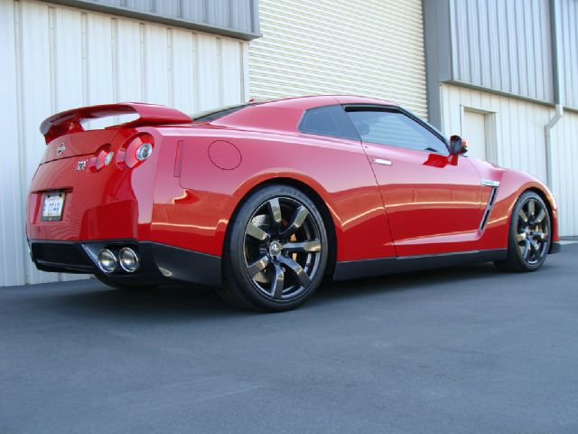 Nissan GT-R 2011 photo 1