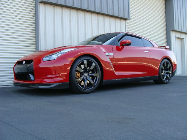 Nissan GT-R 2011 photo 2