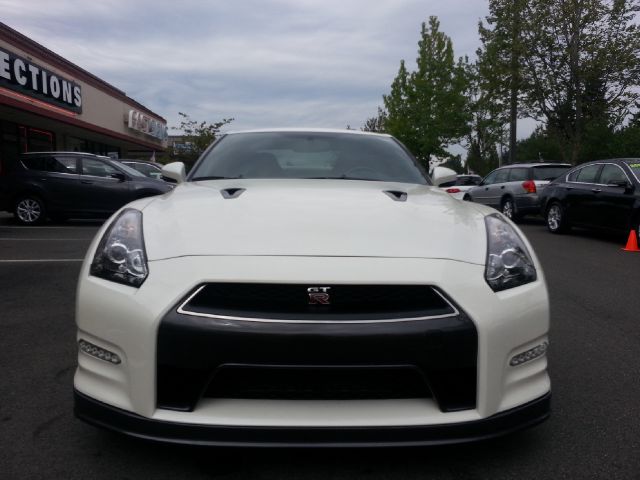 Nissan GT-R 2012 photo 2