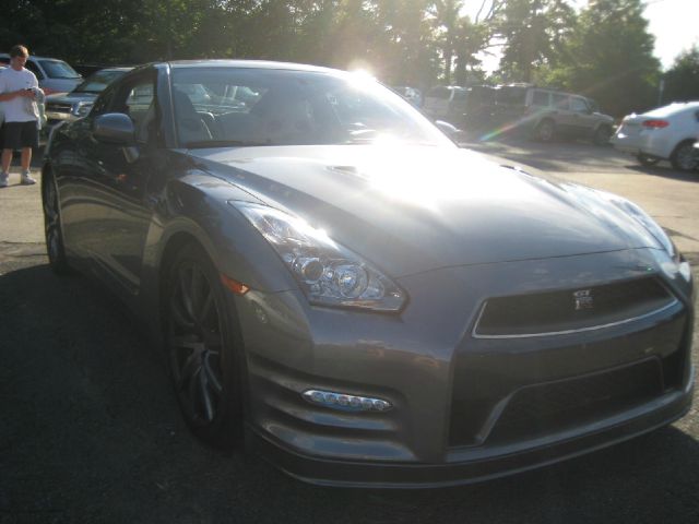 Nissan GT-R 2012 photo 2