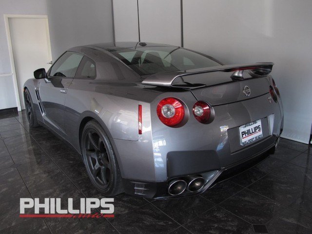 Nissan GT-R 2012 photo 2