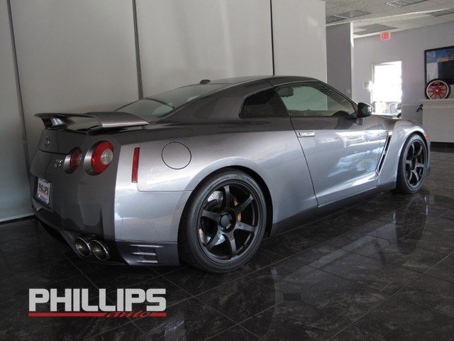 Nissan GT-R 2012 photo 1