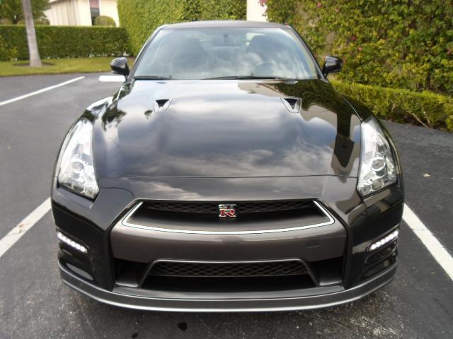 Nissan GT-R 2012 photo 1