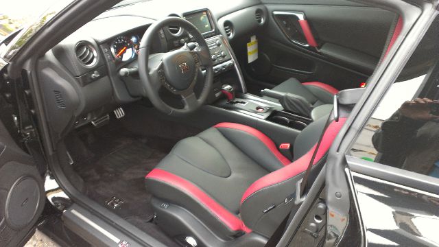 Nissan GT-R 2013 photo 2