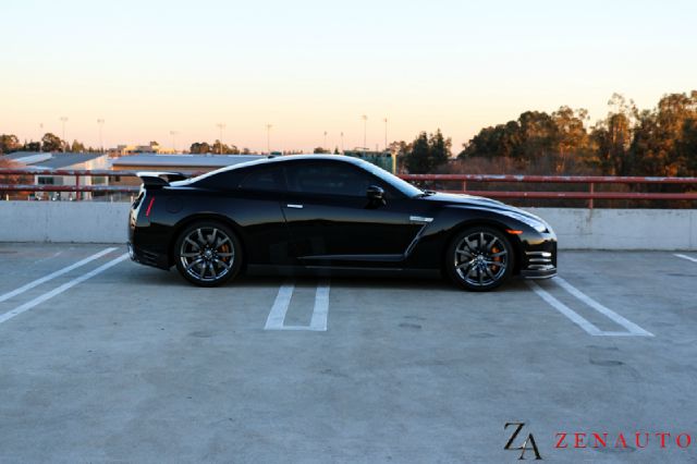 Nissan GT-R 2013 photo 0