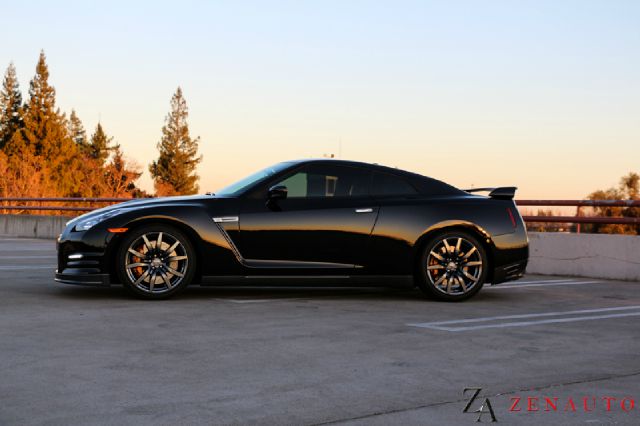 Nissan GT-R 2013 photo 1