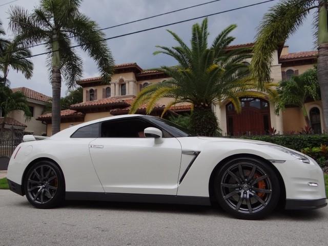 Nissan GT-R 2013 photo 1
