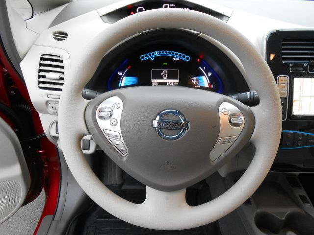 Nissan LEAF 2011 photo 2