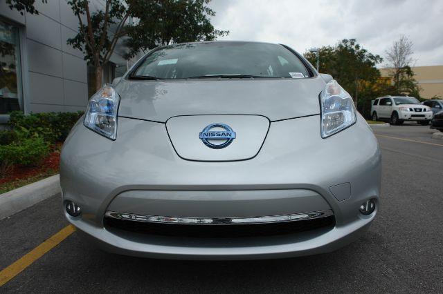 Nissan LEAF 2011 photo 2