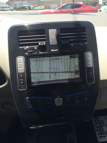 Nissan LEAF 2011 photo 2