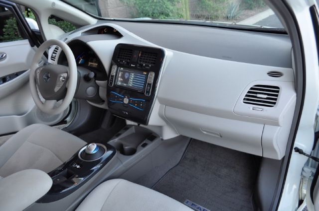Nissan LEAF 2011 photo 14