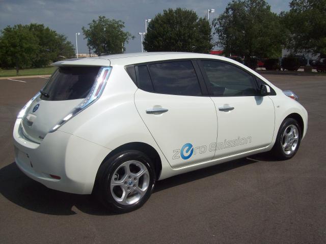 Nissan LEAF 2011 photo 2