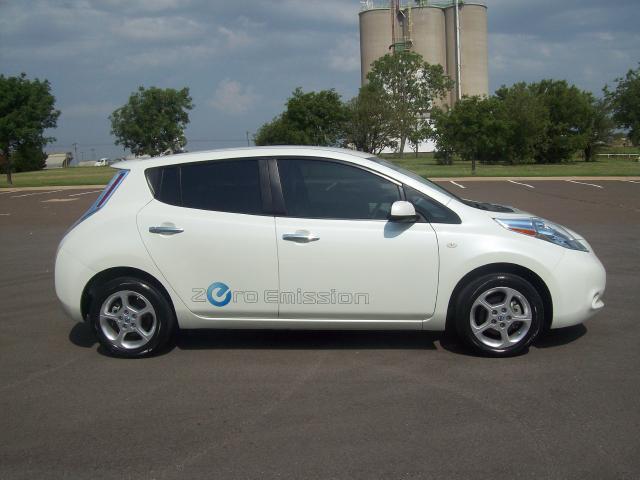 Nissan LEAF 2011 photo 3