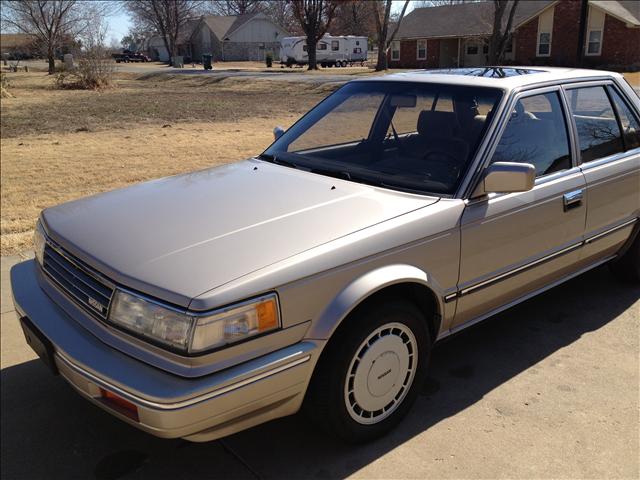 Nissan Maxima 1987 photo 1