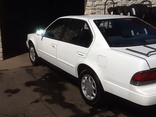 Nissan Maxima 1990 photo 1