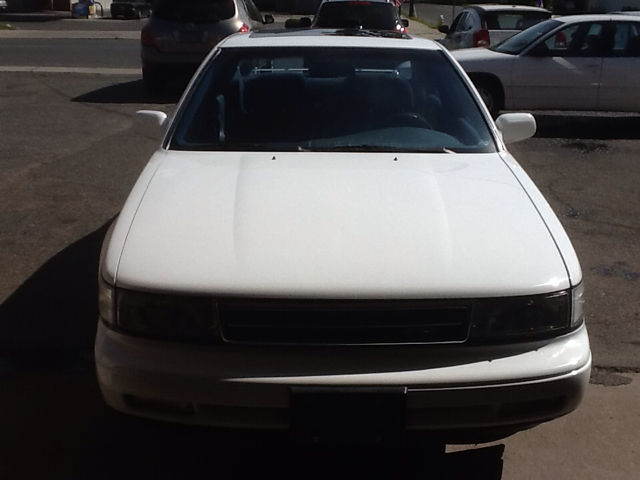 Nissan Maxima 1990 photo 3