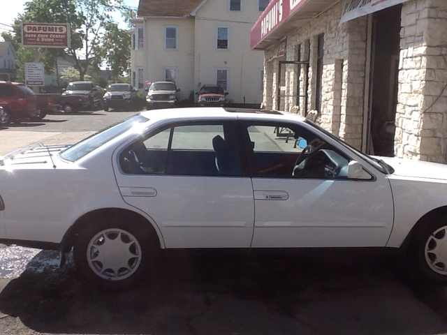 Nissan Maxima 1990 photo 4