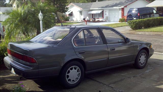 Nissan Maxima 1990 photo 1