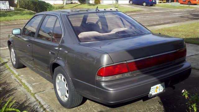 Nissan Maxima 1990 photo 3