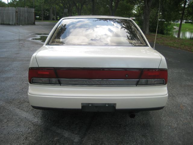 Nissan Maxima 1993 photo 4