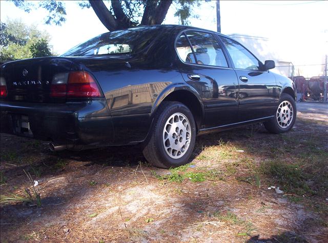 Nissan Maxima 1995 photo 1