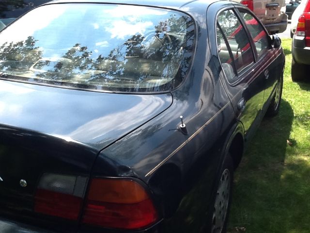 Nissan Maxima 1995 photo 1