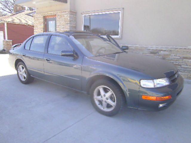 Nissan Maxima 1997 photo 1