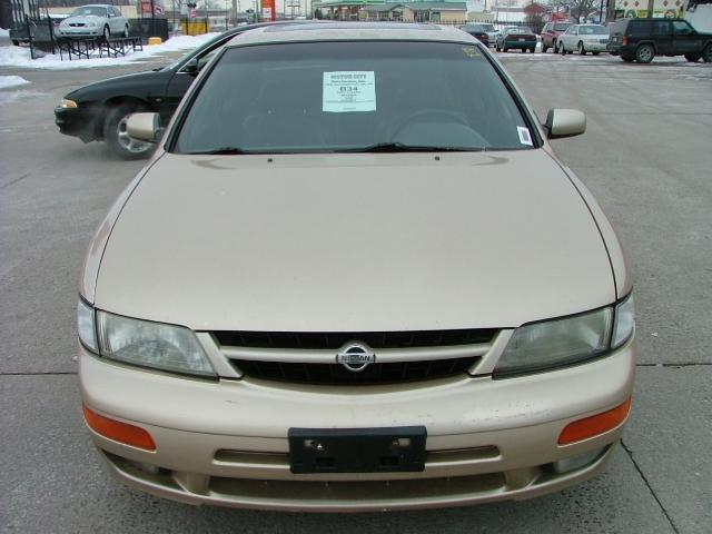 Nissan Maxima 1997 photo 1